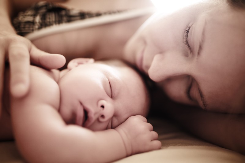 mom sleeping with newborn