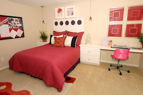 teen bedroom decorated in tan and rust colors